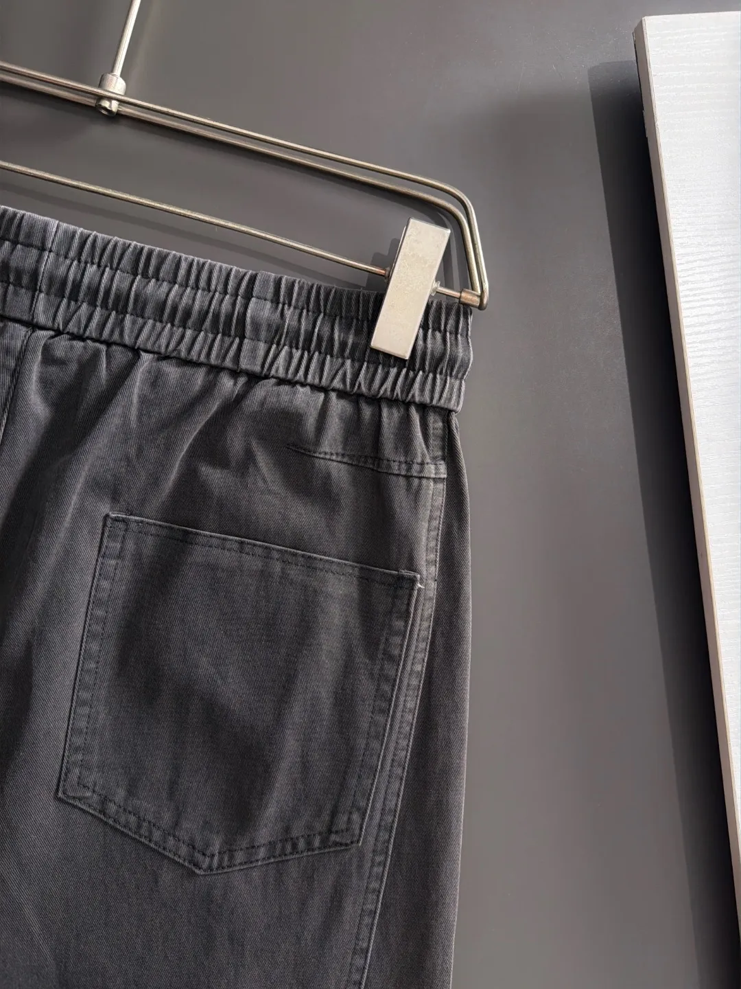 The next day we shipped the P195 Balenciaga High Quality New Arrival Elastic Casual Pants Fall/Winter 2026. The custom-made fabric at the counter has a high degree of comfort, impeccable details, and the design concept of the brand elements reflects high quality. The hand feels delicate and soft! Casual cuts and awesome upper body! Sizes: S-3XL